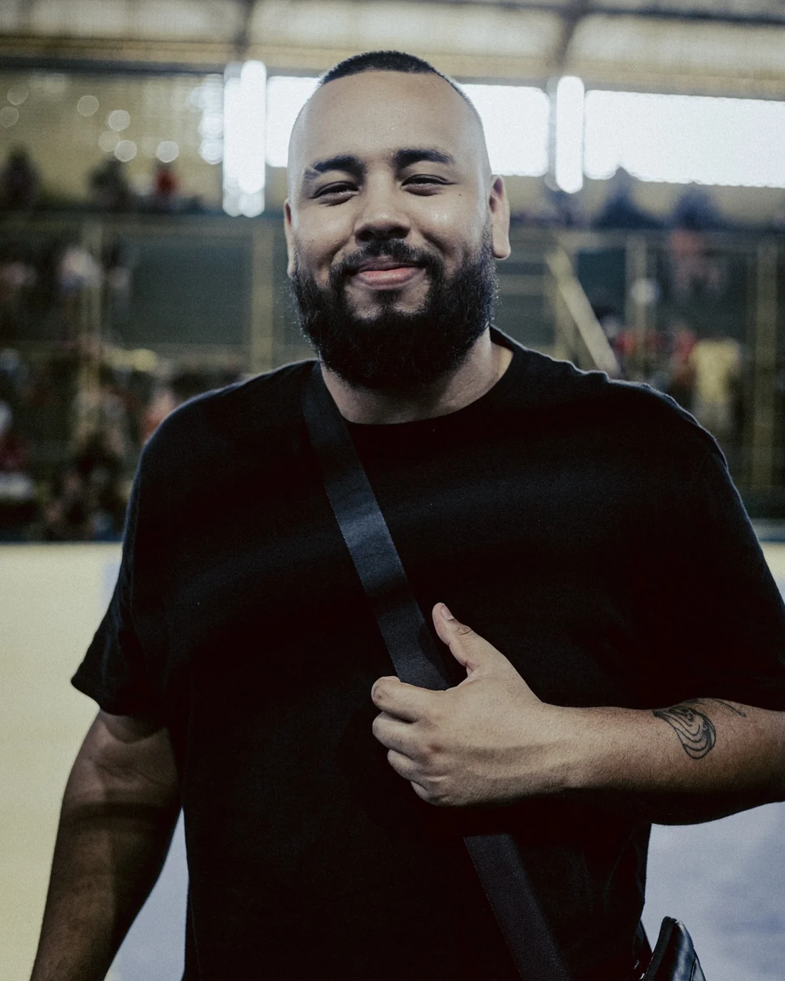 Retrato do Raphão sorrindo no ginásio